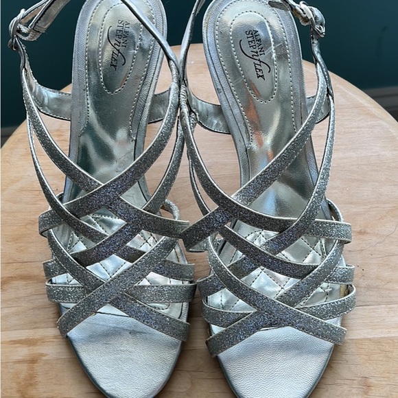 Silver heels - Picture 2 of 4